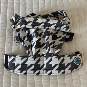 Artipoppe Zeitgeist Stylish Black and White Kids Carrier